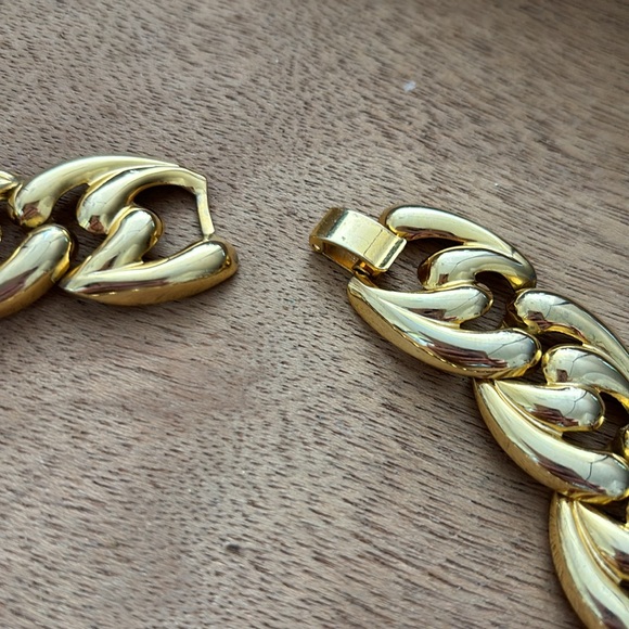 Stunning Gold Tone Fancy link 17” Collar Statement necklace 3/4” wide - Picture 2 of 5